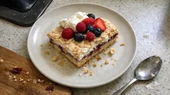 Drottningbär-kakku pelliltä: mehevä pohja, rapea marenki ja marjakermatäyte