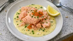 Sandefjordin kastike: silkkinen voikastike lohelle – onnistuu ilman kiehauttamista