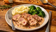 Porsaan sisäfilee rosépippurikastikkeessa – kermainen pannuruoka, joka onnistuu aina