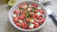 Vesimelonisalaatti fetalla ja mintulla – raikas lisuke grilliruoalle