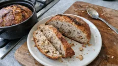 Saftiga pataleipä saksanpähkinöillä – valurautapadassa saat rapean kuoren helposti