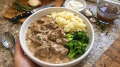 Kermainen naudanlihapata timjamilla – mureaa lihaa ja täyteläinen kastike