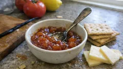 Vaniljainen tomaatimarmeladi: nopea säilyke, joka toimii juustolautasella