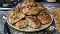 Yön yli kylmäkohotetut sämpylät – sekoita illalla, paista aamulla