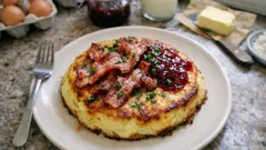 Skånelainen äggakaka pannulla – rapea pekoni ja puolukka kruunaavat