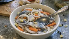 Lasimestarin silli joulupöytään – tee purkkiin 2–3 päivää etukäteen ja anna maustua