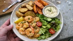 Valkosipuli-sitruunakatkaravut ja rapeat lohkoperunat – helppo illallinen